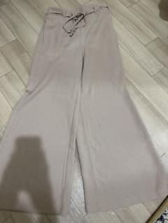 GU ベージュ　ワイドパンツのサムネイル