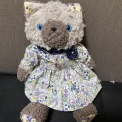 アメジストホルダーがついた 花柄ドレスの猫のぬいぐるみのサムネイル