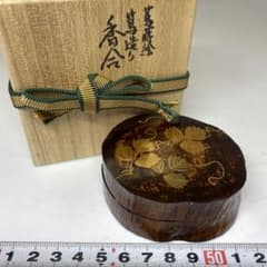漆峯作　蔦蒔絵香合　共箱　幅約7cm 東N7-1007② 漆峯作 蔦蒔絵香合 共箱 幅約7cm 東N7-1007② - メルカリ