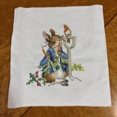 ハンドメイド クロスステッチ ピーターラビット【完成品】のサムネイル