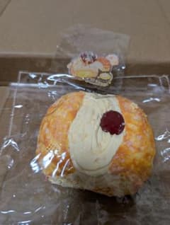 ルル鹿　チェリークリームパンのサムネイル