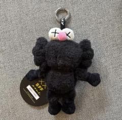 新品 kaws BFF ぬいぐるみ キーホルダー カウズ ストラップ - メルカリ