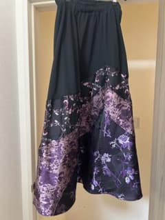 キューティーフラッシュ　黒と紫の花柄ロングスカート キューティーフラッシュ 黒と紫の花柄ロングスカート - メルカリ