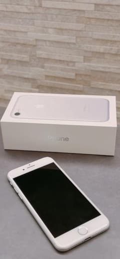 Apple iPhone 7 シルバー 本体のサムネイル