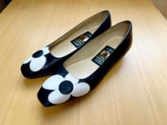 MIHAMA フラットシューズ パンプス ブラック×ホワイト22.5cmのサムネイル