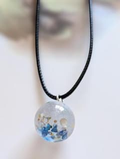 【訳ありお試し】ブルー系レジン球体ネックレス（ハンドメイド）のサムネイル