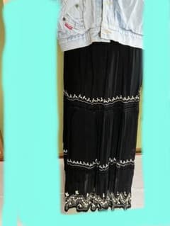 黒の刺繍入りフレアロングスカートのサムネイル