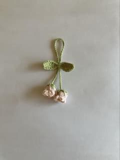 ハンドメイド 編み物 チャーム 花 すずらん　鈴蘭ピンク×グリーンのサムネイル