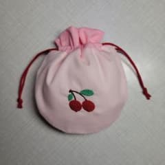 ハンドメイド　まんまる巾着袋　ミニ巾着袋 『560』ピンクさくらんぼ刺繍小物入れのサムネイル