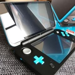 送料込 Newニンテンドー2DS LL ブラック×ターコイズ ACアダプター付のサムネイル