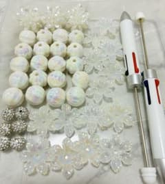 新品 送料込み45点 最終ビーズ大量まとめ売り♡素敵な白でハンドメイド♡のサムネイル