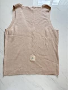 【超美品】aloyogaリブ編みニットベスト Vネック　シンプル　ベージュ　S 超美品】aloyogaリブ編みニットベスト Vネック シンプル ベージュ S