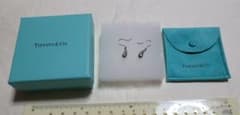 Tiffany & Co. Teardrop ピアス シルバー 箱ポーチ付 Tiffany & Co. Teardrop ピアス シルバー 箱ポーチ付 - メルカリ