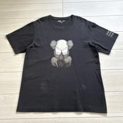 KAWS UT グラフィックTシャツ ダークグレー XLのサムネイル