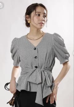 JUSGLITTY ジャスグリッティ パフショルダーペプラムブラウス チェック JUSGLITTY ジャスグリッティ パフショルダーペプラムブラウス チェック
