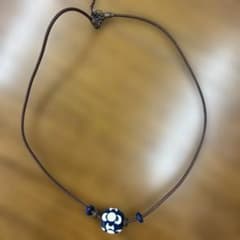 とんぼ玉 ネックレス 藍色 花柄 レザーコードのサムネイル