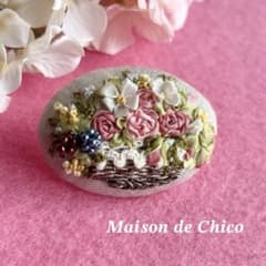 ベリー ビーズ編み＆リボン刺繍ブローチ ハンドメイド くるみボタン