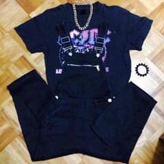 ロックT×黒のスキニーサロペットのサムネイル