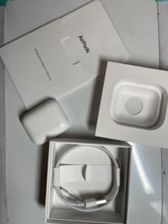 AirPods エアーポッズ　両耳　充電器、箱、ケーブル付きのサムネイル