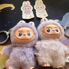 POP MART LABUBU PIN FOR LOVE（イニシャルラブブ）E？のサムネイル