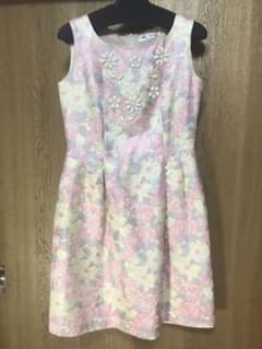 スーパービューティー、花柄ワンピースのサムネイル