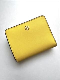 トリーバーチ イエロー 二つ折り財布 - メルカリ