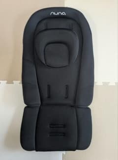 【ゆり様専用】nuna ベビーカー用 インナークッション ブラックのサムネイル