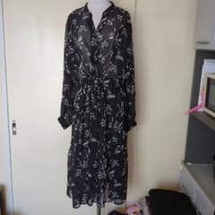 大きいサイズレディース　花柄シフォンワンピース 黒のサムネイル