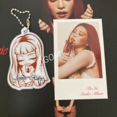 ジェニ　MINISO ポップアップ　コラボ　チェキ　キーリング　シューリンク付き JENNIE X MINISO コラボ チェキ＆キーリング ランダムセット - メルカリ