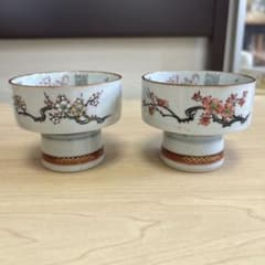 梅と絵柄の陶器盃のサムネイル