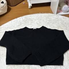 黒の短丈ニットセーターのサムネイル