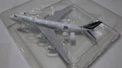 1/400 Cathay Pacific B747-8F カーゴドア開閉可 - メルカリ
