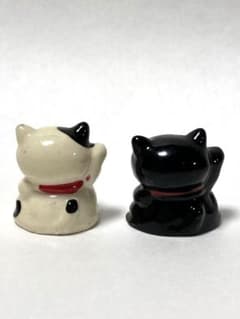 招き猫陶磁器　ミニチュア2体のサムネイル