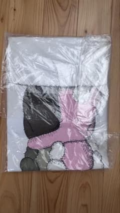 【新品未開封】KAWS × UNIQLO UT コラボ Tシャツ XLサイズのサムネイル
