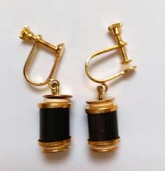 ゴールドカラー ブラック 円柱 イヤリングのサムネイル