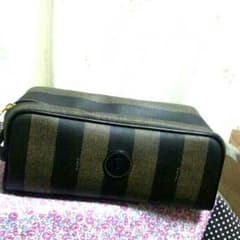 値下げ中 ■FENDI（フェンディ）本物 ペカン柄PVC セカンドバックのサムネイル