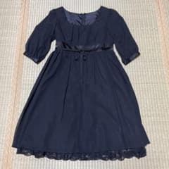 黒のワンピースのサムネイル