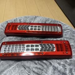 UD　トラックス　新型クオン　LED テールランプ　ボルボ　VOLVO UDトラックス 新型クオン LEDテールランプ ボルボ VOLVO - メルカリ