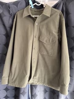 UNIQLO オリーブ色 Mサイズ ボタンシャツのサムネイル
