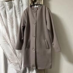 シンプルなグレーのロングコートのサムネイル