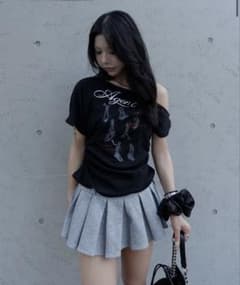 【menotミーノット】プリントグラフィックワンショルTシャツ　ブラックのサムネイル
