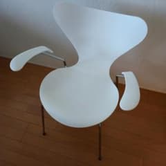 フリッツ・ハンセン　セブンチェア　肘付き　ホワイト　正規品 フリッツ・ハンセン セブンチェア 肘付き ホワイト 正規品 - メルカリ