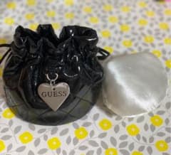GUESSの円形ポーチのサムネイル