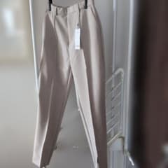 ベージュ センタープレス スリットパンツのサムネイル