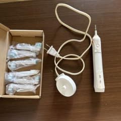 【動作確認済み】【オーラルB】電動歯ブラシ 本体充電器 、新品替えブラシ5本