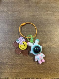 宇宙飛行士 うさぎ スマイル フラワー キーホルダーのサムネイル