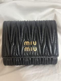 MIUMIUマテラッセ 折り財布 ブラック ゴールドロゴ 箱付き 美品のサムネイル