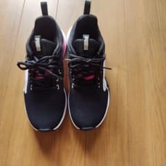 PUMA レディース スニーカー ブラック ピンクのサムネイル