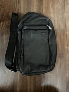 TUMI ブラック レザーショルダーバッグのサムネイル