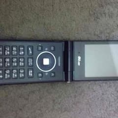 T008 新品  auのサムネイル